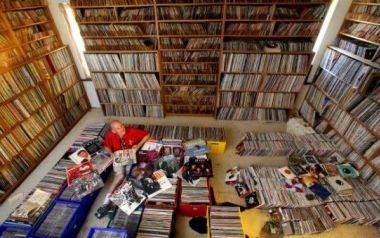 Αποκλεισμένοι στο σπίτι οι Πετρίδης-Ζουγρής ακούνε τον αγαπημένο τους τραγουδιστή...