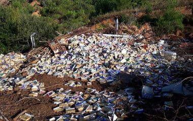 Απίστευτο, πέταξαν  σε χωματερή των Φιλιατών εκατοντάδες λογοτεχνικά βιβλία!