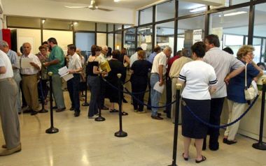 Πόσο μειώνονται οι αποδοχές για 2,6 εκατ. συνταξιούχους