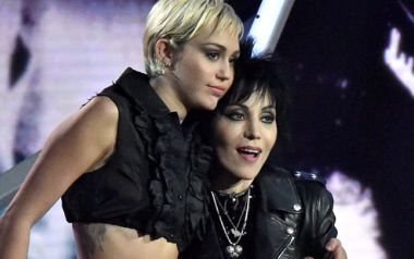 Miley Cyrus χθες στο Rock & Roll HOF ήθελα να κάνω σεξ με την Joan Jett