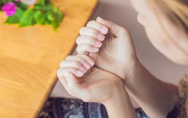 Γραμμές στα νύχια: Δείτε τι σημαίνουν για την υγεία μας