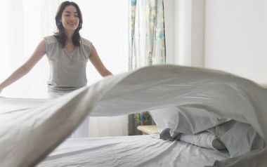 Γιατί οι επιστήμονες προειδοποιούν να μην στρώνουμε το κρεβάτι μας;