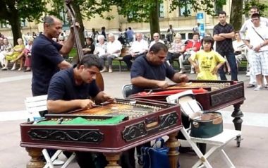 Ακούστε μια εκπληκτική διασκευή του Ζορμπά από πλανόδιους στη Μαδρίτη