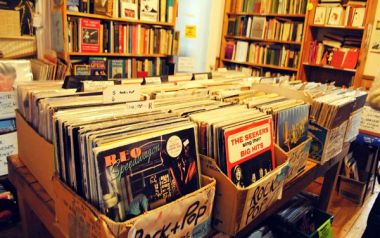 Το βιβλίο παραμένει δυνατό στην Ελλάδα, μουσική, κινηματογράφος 'στα κάτω τους'