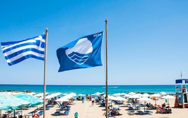 Αφαιρέθηκαν οι «Γαλάζιες Σημαίες» από 38 ελληνικές παραλίες