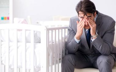 Η επιλόχειος κατάθλιψη πλήττει και τους μπαμπάδες