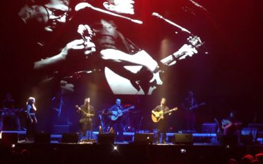 Χαμός στην Πλατεία νερού με Μάλαμα-Παπακωνσταντίνου, ο κόσμος διψάει για καλό τραγούδι