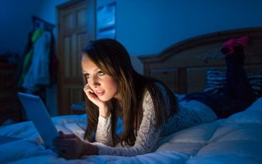 7 κλασικά λάθη που κάνουμε πριν τον ύπνο με αποτέλεσμα να παίρνουμε βάρος