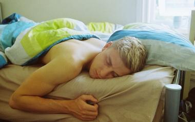Η επιστήμη μίλησε: Οι έξυπνοι άνθρωποι κοιμούνται αργά, είναι ακατάστατοι και βρίζουν