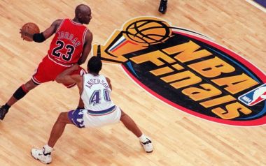 Με αφορμή το Last Dance, θυμόμαστε τον "χορό" του Τζόρνταν με τον Γκάλη