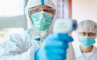 Covid-19-Η συνωμοσιολογική λάσπη βρίσκει φίλους στην Ευρώπη