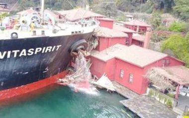 Απίστευτες φωτογραφίες στον Βόσπορο από το αρχοντικό που «εμβολίστηκε» από τάνκερ 