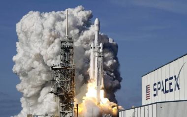 Η SpaceX έγραψε ιστορία εκτοξεύοντας τον ισχυρότερο πύραυλο στον κόσμο Falcon Heavy