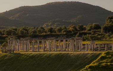Το Ίδρυμα Ωνάση καλεί την Charlotte de Witte στην Αρχαία Μεσσήνη