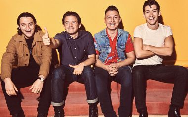 Oι Arctic Monkeys παίζουν Lou Reed