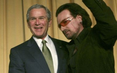 Αχ ρε Bono γιατί μας τα κάνεις αυτά! Αγκαλίτσες με τον George W. Bush...