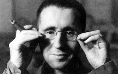 Bertolt Brecht: "Άραγε η βλακεία οδηγεί στην κακία ή η κακία οδηγεί στην βλακεία;"