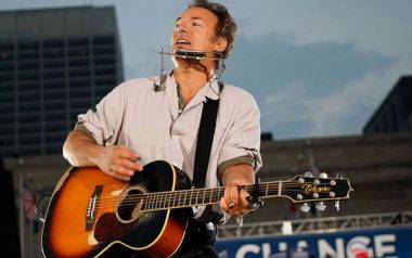 Ο Bruce Springsteen προσκαλεί 89 χρονη γιαγιά στη σκηνή και 'χορεύουν στο σκοτάδι' μαζί...