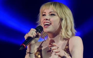 Πώς η Carly Rae Jepsen έφερε την ποπ ξανά στην κορυφή την περασμένη δεκαετία