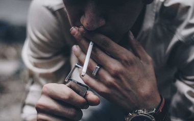 Όσο περισσότερο καπνίζετε, τόσο αυξάνεται ο κίνδυνος εγκεφαλικού πριν τα 50