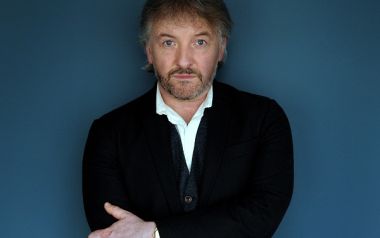 Ο John Connolly στη Στέγη: «Πώς γεννήθηκε η σειρά του Τσάρλι Πάρκερ: Το υπερφυσικό, το έγκλημα, οι πολιτικές προεκτάσεις»