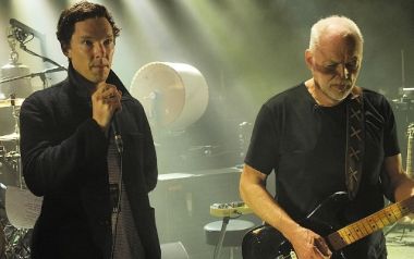 Ο ηθοποιός Benedict Cumberbatch τραγουδά το Comfortably Numb μαζί με τον David Gilmour