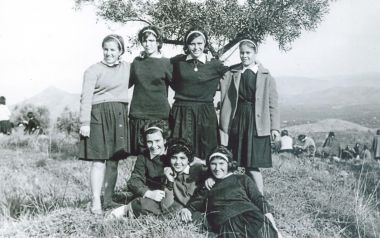 Δεκαετία του '70,  ροκ και ποδιές στα σχολεία 