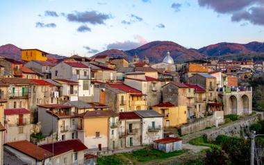 Ιταλία: Σπίτια με 1 ευρώ στο χωριό των «τελευταίων Ελλήνων»