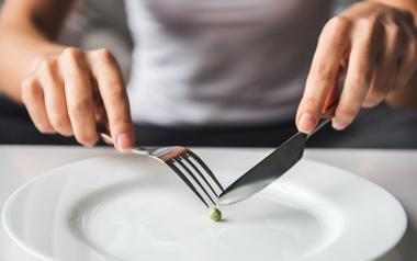 Γιατί το να τρώτε ελάχιστα σαμποτάρει την προσπάθειά σας να αδυνατίσετε