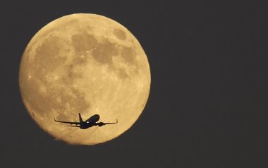 Fly me to the Moon – Perform in Art,  Σάββατο 24 & 31 Δεκεμβρίου 2016 στον Διεθνή Αερολιμένα Αθηνών