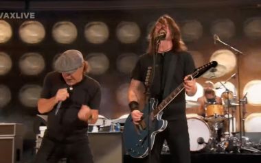 Brian Johnson των AC/DC με Foo Fighters στο Back In Black