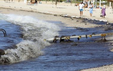 Δεν τους καίγεται καρφάκι για την θάλασσα στην Αττική, γιατί έχουν πισίνες και την Μύκονο