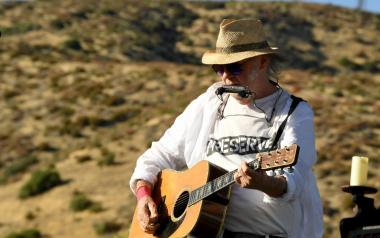 O Neil Young δεν θα παίξει στο Farm Aid φοβάται τον κορονοϊό