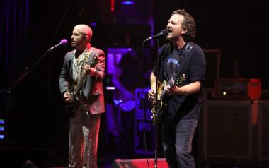 O Eddie Vedder με τον Stewart Copeland των Police διασκευάζουν Police, Tom Petty, Neil Young