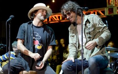 Συγκινητική εμφάνιση Eddie Vedder με αναφορές στον Chris Cornell