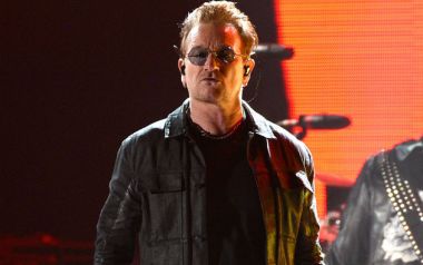 Ο Bono στη λίστα του περιοδικού Glamour για τις γυναίκες της χρονιάς, λόγω της προσφοράς του υπέρ της ισότητας...