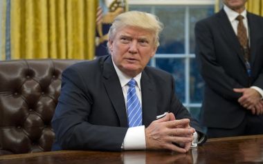 Σεναριογράφοι ταινιών James Bond: O Trump είναι σαν τους κακούς των ταινιών Bond