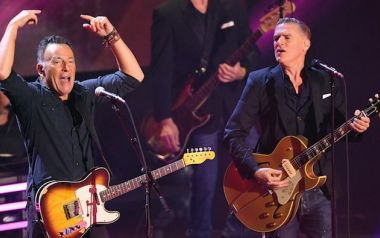 Bruce Springsteen, Bryan Adams τραγουδούν το  'Cuts Like a Knife' στοToronto
