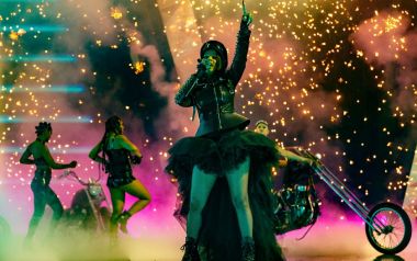 H Cardi B η πρώτη μαύρη που παρουσιάζει το Tonight Show με τον Jimmy Fallon