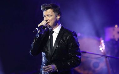 Ο Rick Astley διασκευάζει Ed Sheeran, το ‘Shape Of You’ 