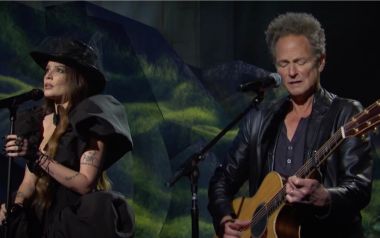 H Halsey στο SNL μαζί της ο Lindsey Buckingham