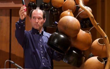 Το Ensemble Musikfabrik ερμηνεύει Harry Partch στη Στέγη - Ένα εικαστικό και ηχητικό θέαμα απαράμιλλης ομορφιάς