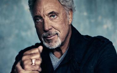 O Tom Jones έγινε 81 ετών, τραγούδια του σε ταινίες