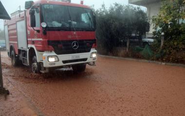 Διασώθηκε η τριμελής οικογένεια στους Σοφάδες Καρδίτσας, προσπάθειες σε όλη τη χώρα