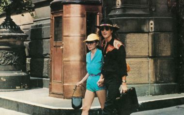 John Lennon - "Watching The Wheels" - Τι σας θυμίζει το εξώφυλλο...;