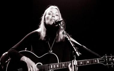 Το Blue της Joni Mitchell έγινε 50 ετών και μας παρουσιάζει ανέκδοτες ηχογραφήσεις