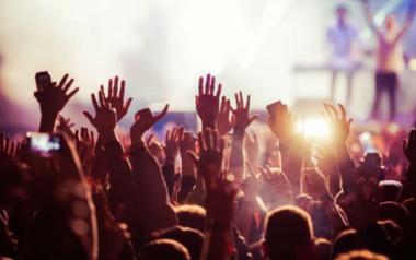 Κορωνοϊός: Οι νέοι επιστρέφουν από ανέμελες διακοπές και φέρνουν τον… ιό – SOS εκπέμπουν οι επιστήμονες