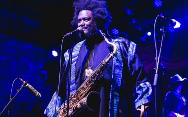 Ο σαξοφωνίστας και συνθέτης Kamasi Washington έρχεται τον Ιούλιο στη Αθήνα...