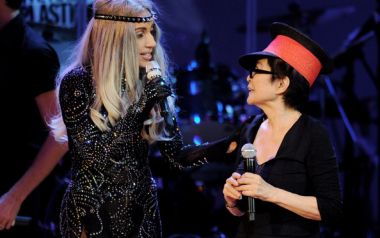 82 ετών η Yoko Ono, δείτε την με την απίθανη Lady Gaga