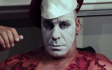 Ο τραγουδιστής των Rammstein σε βίντεο που συζητήθηκε LINDEMANN - Platz Eins